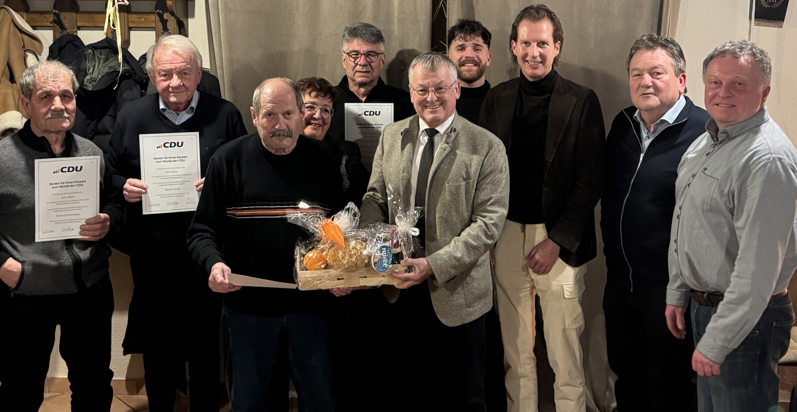 Mitgliederehrung bei der Hauptversammlung der CDU Heidelsheim-Helmsheim 2025. V.l.n.r. Peter Schwedes, Horst Greif, Harald Mayer, Sigrid Gerdau (Vorsitzende), Michael Kropp, Ulli Hockenberger (MdL), Nick Lampert (stellv. Vorsitzender), Olav Gutting (MdB), Uwe Freidinger (Ortsvorsteher), Alexander Klein (stellv. Vorsitzender)